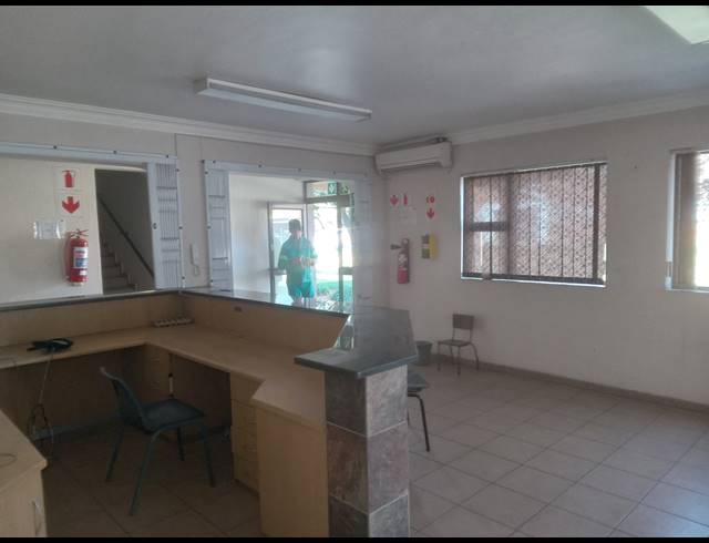 900M² BUILDING TO LET IN APEX